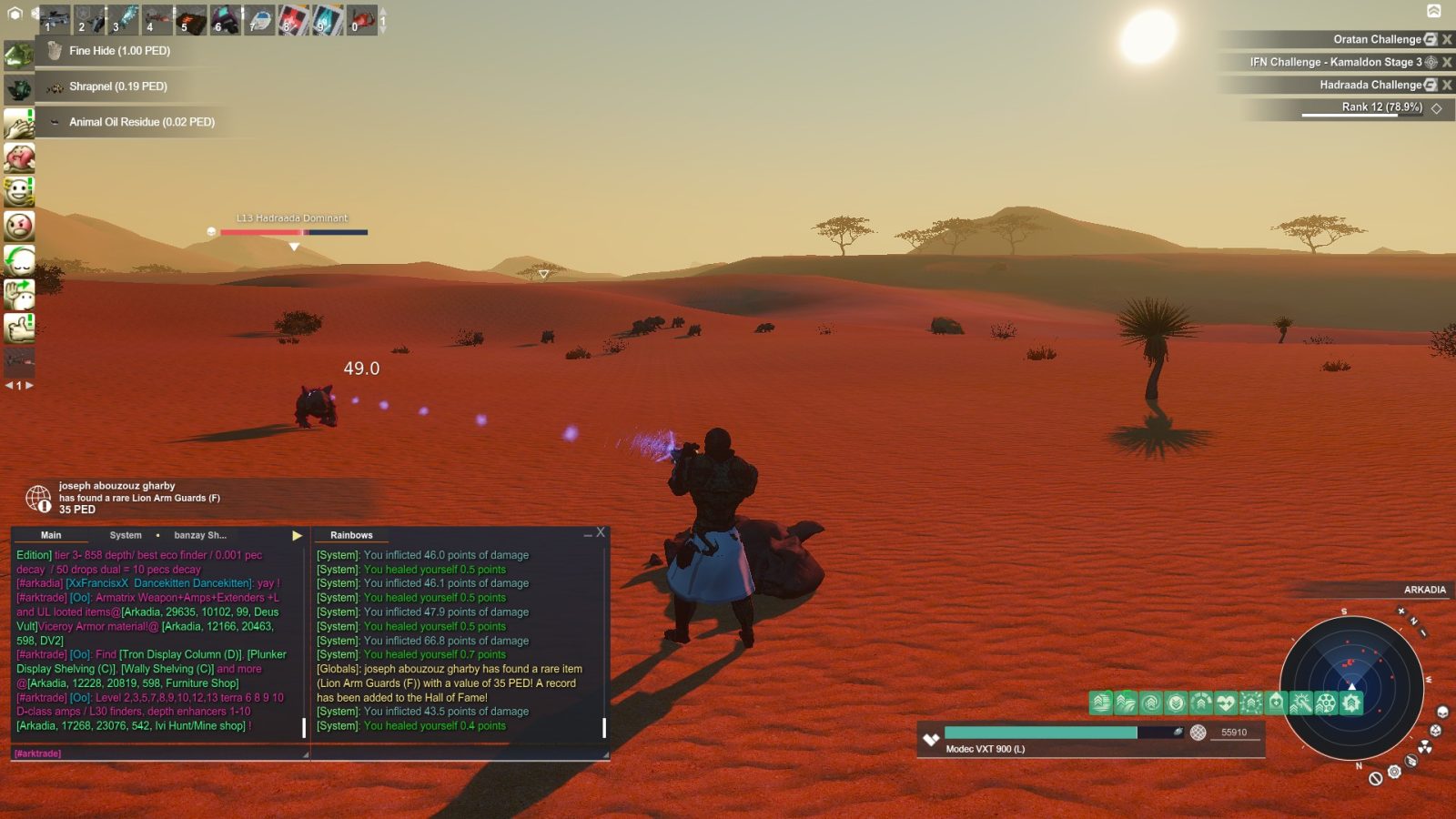 A player in a desert landscape fights a Hadraada Dominant. The scene shows red sand dunes, sparse vegetation, and a glowing sun. The UI displays health points and inventory items.
